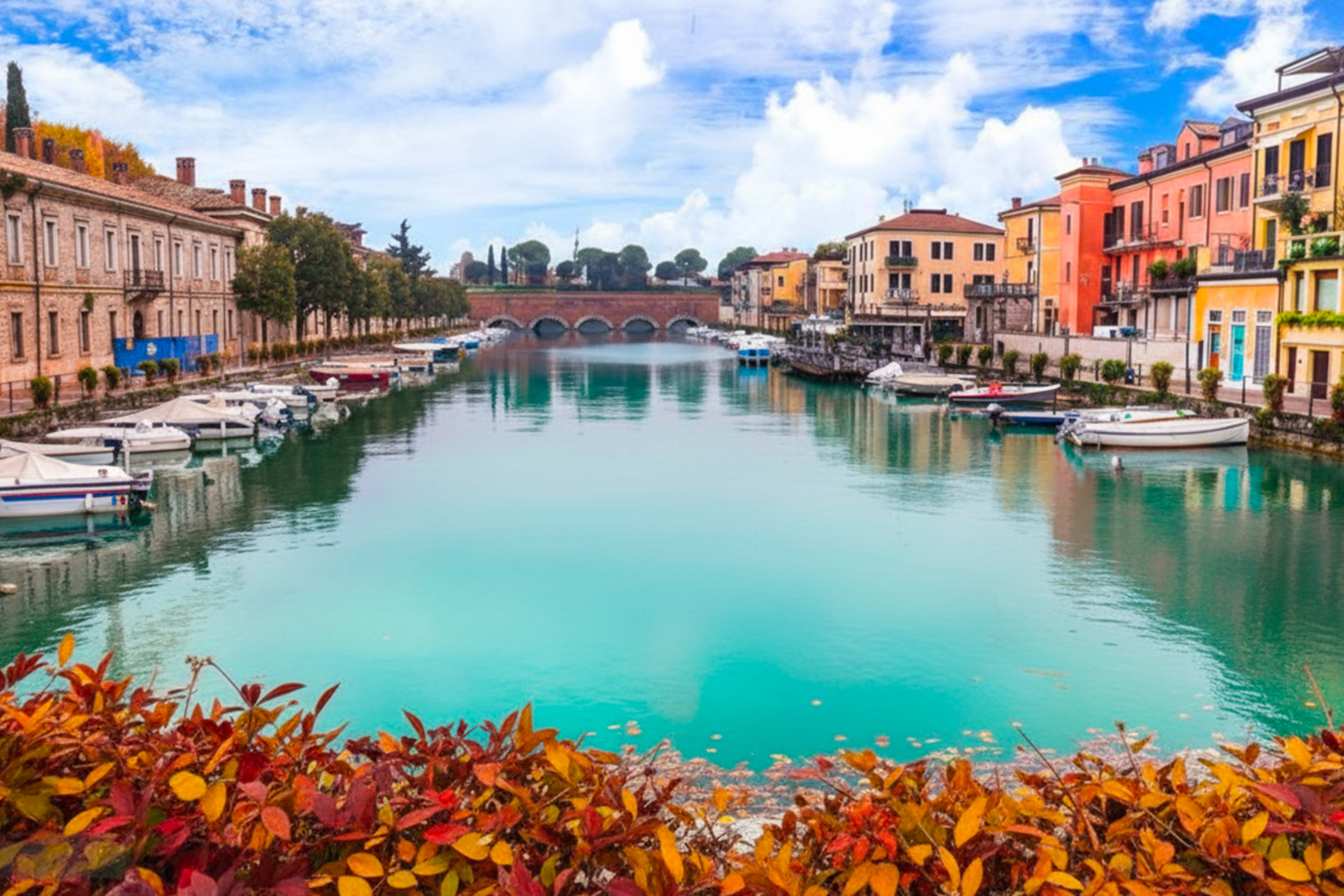 scorcio di Peschiera del garda con colori autunnali